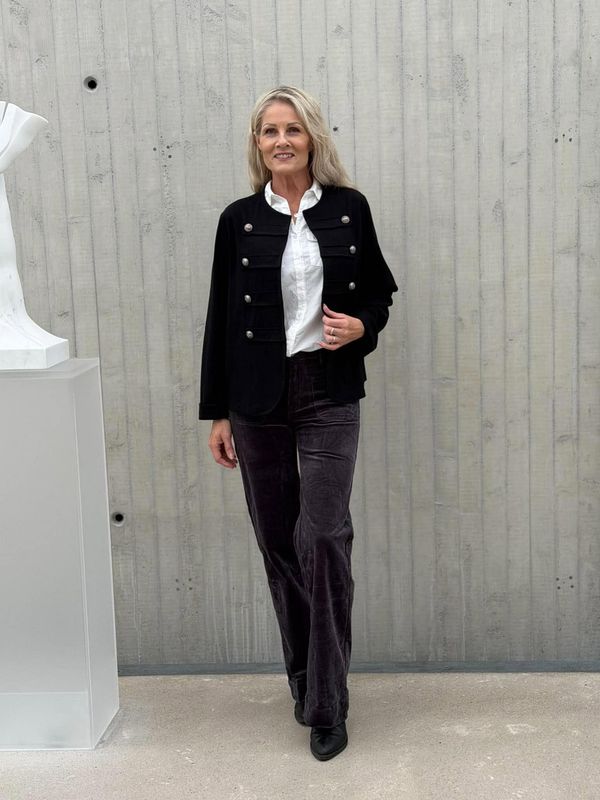 Julia Jakke Sort